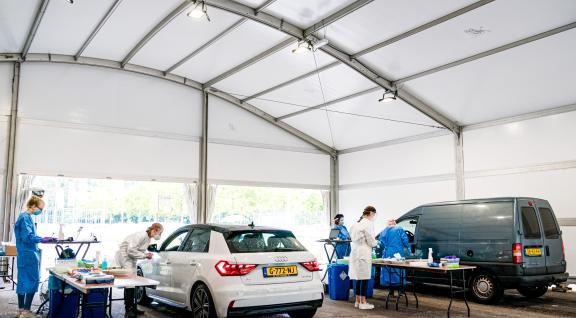 GGD teststraat meerdere auto's tegelijk