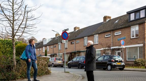 2 volwassenen op straat