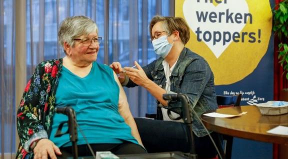 COVID-19 vaccination resident nursing home 18 January 2021