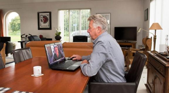 Man aan het videobellen