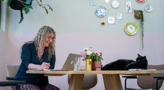 Vrouw werkt thuis