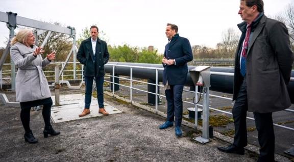 Werkbezoek Hugo de Jonge aan een rioolwaterzuiveringsinstallatie in Leiden