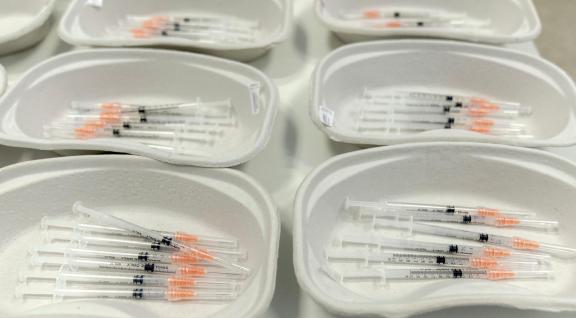 Klaarleggen van COVID-19 vaccinatie spuiten