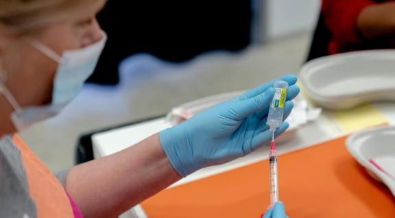 Klaarmaken van een COVID-19 vaccinatie spuit