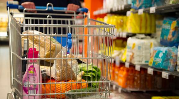 Winkelwagentje gevuld met boodschappen