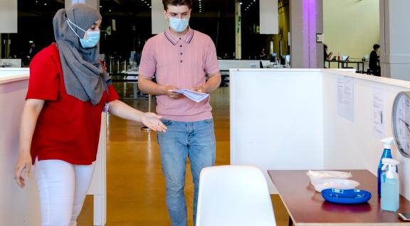 Jongeman krijgt COVID-vaccinatie bij GGD