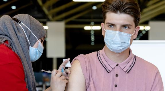 Man krijgt COVID-19 vaccinatie (2002)