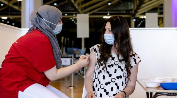 Vrouw krijgt COVID-19 vaccinatie 