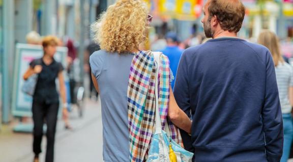 Echtpaar aan het winkelen in winkelstraat