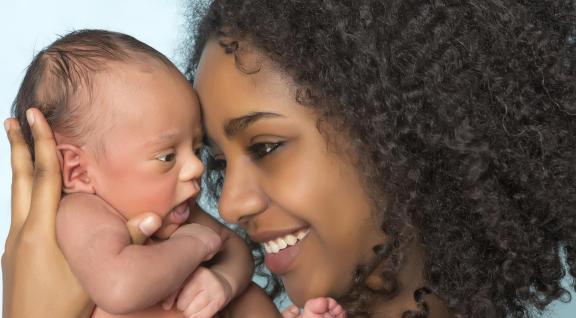 Jonge vrouw met pasgeboren baby
