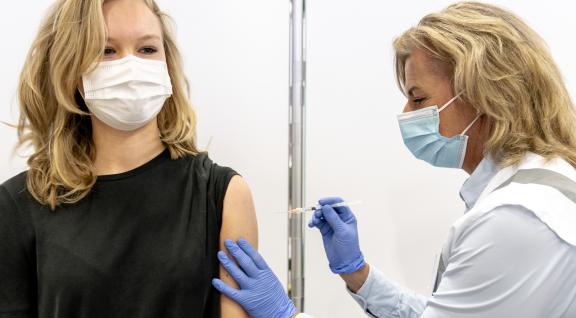 Meisje krijgt COVID-19 vaccinatie