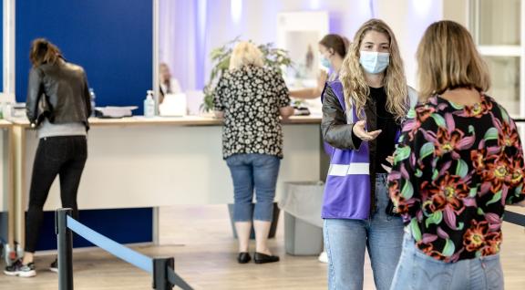 Aankomst bij GGD vaccinatie locatie Leiden