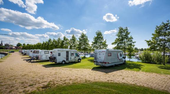Campers op camperplaats aan een rivier