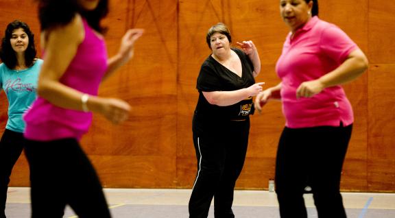 Mensen die een zumba les volgen