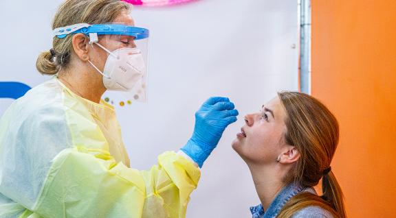 Meisje wordt getest op coronavirus
