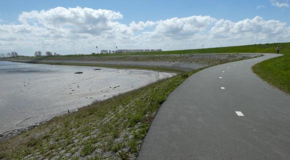 Dijk langs de kust in Zeeland