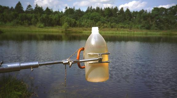 Flesje met water uit rivier 