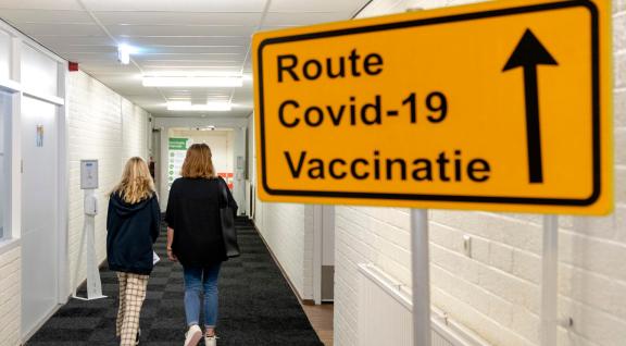 Moeder en dochter op weg naar covid-19 vaccinatie bij de GGD 