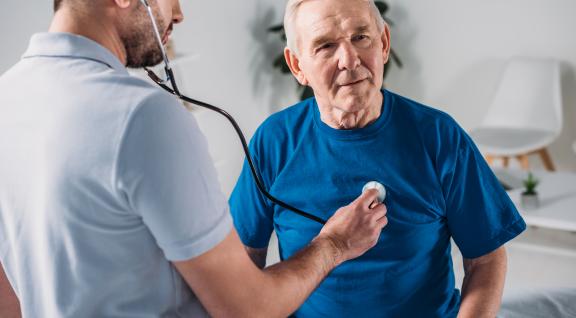 arts luistert naar ademhaling patient