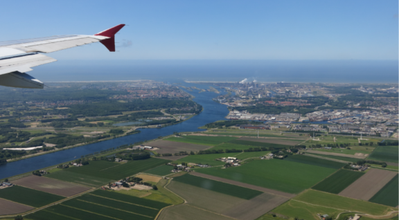 landschap van Nederland gezien vanuit vliegtuig