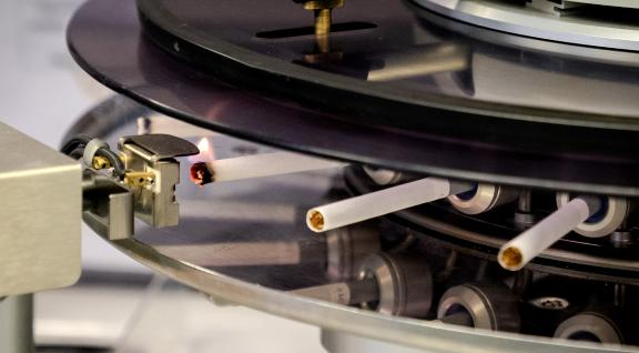 Rookmachine om schadelijke stoffen te meten in sigaretten
