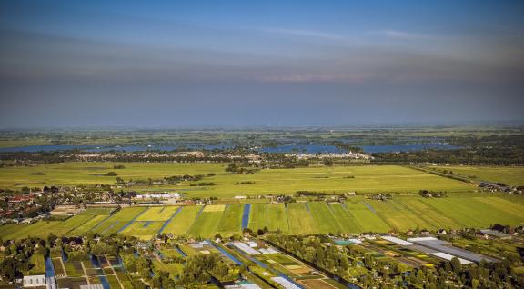 Nederlands polderlandschap vanuit de lucht bezien