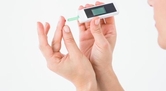 Diabeet gebruikt bloedglucosemeter