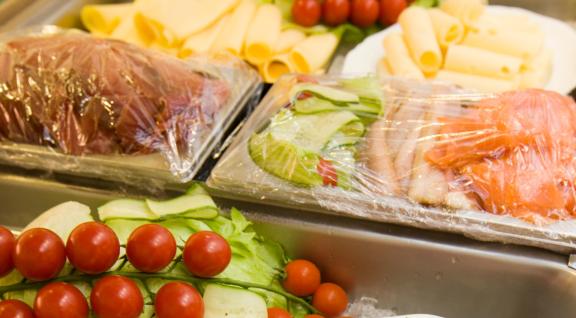 Vleeswaren in een kantine