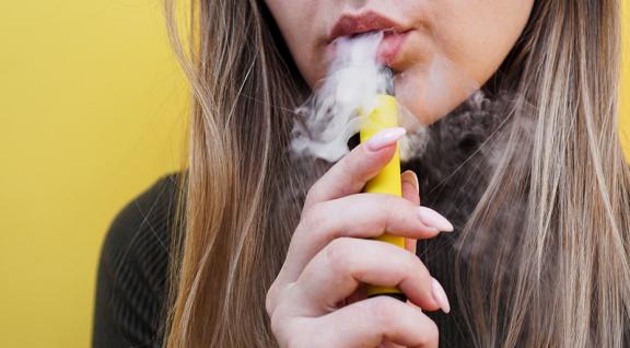 Meisje rookt e-sigaret