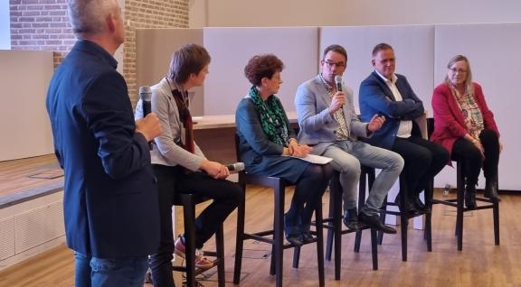 Panel over geleerde lessen; panel van vertegenwoordigers van de projectpartners tijdens de bijeenkomt in het gemeentehuis van Venray