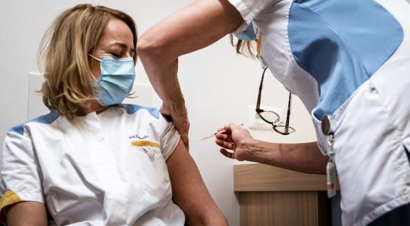 Zorgmedewerkster krijgt boostervaccinatie