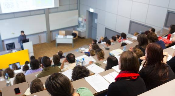 Collegezaal universiteit vol met studenten tijdens college