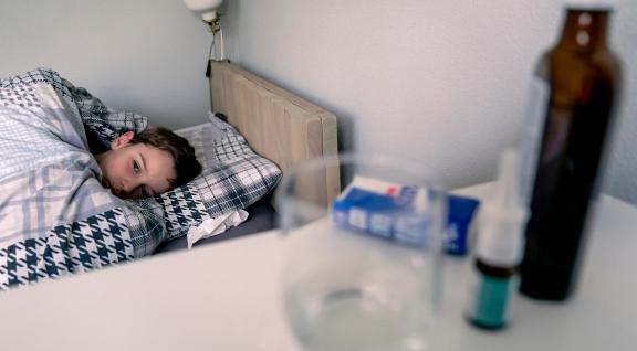 Ziek jongetje in bed