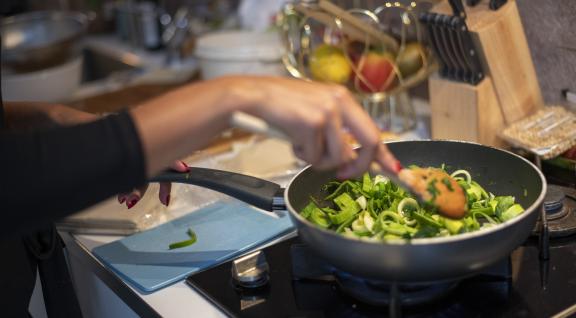Vrouw roerbakt groenten