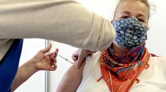 Jonge vrouw krijgt boosterprik