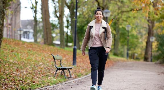 Vrouw op weg naar sport (tennis)