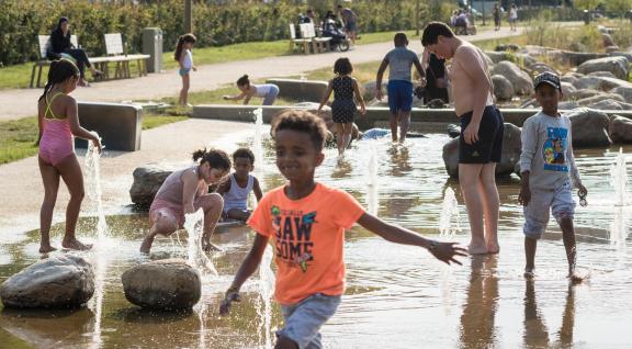 Spelende kinderen in het water