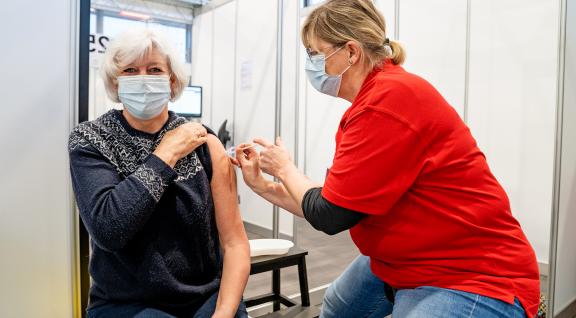 Vrouw 1965 krijgt vaccinatie