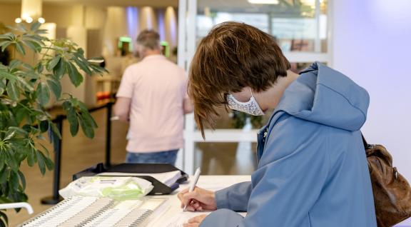 Vrouw bij GGD vaccinatie locatie