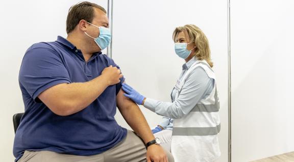 Man kriijgt COVID-19 vaccinatie