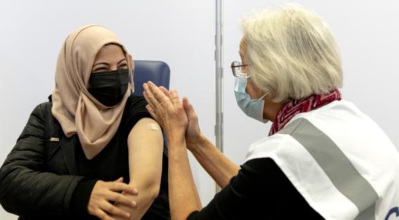 Vrouw krijgt COVID-19 vaccinatie   