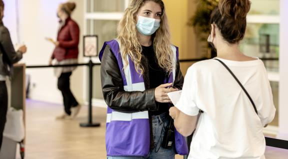 Vrouw bij GGD vaccinatie locatie