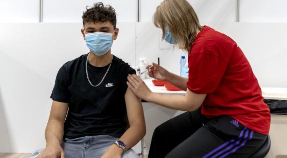 22-jarige krijgt COVID-19 vaccinatie