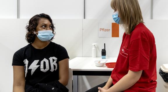 20-jarige krijgt COVID-19 vaccinatie