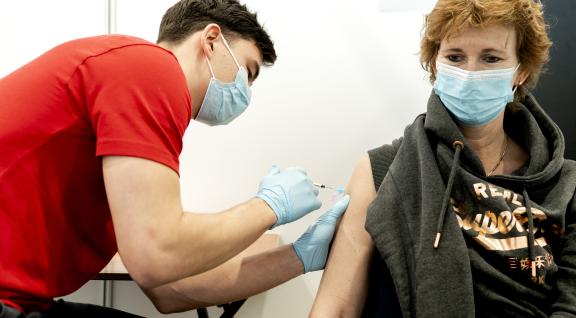 Vrouw van begin vijftig krijgt boostervaccinatie