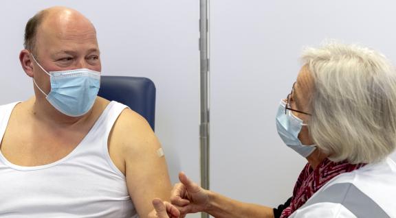 Man krijgt corona boostervaccinatie