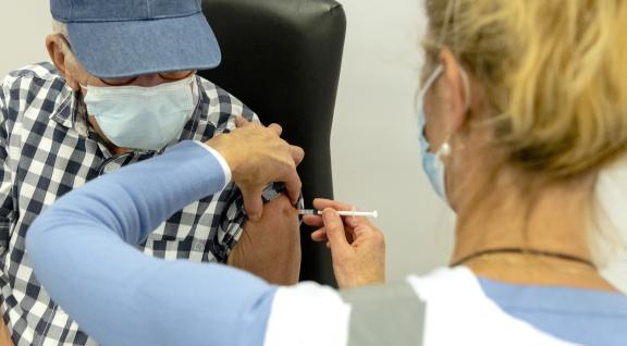 Man krijgt corona boostervaccinatie