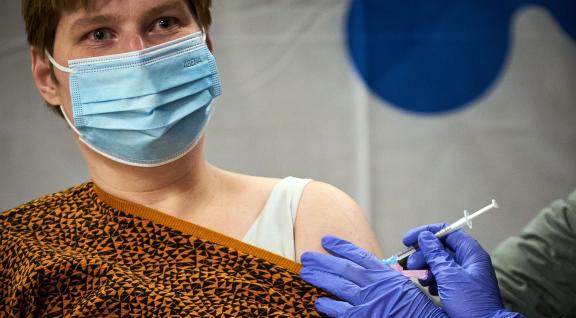 Vrouw met handicap krijgt boostervaccinatie
