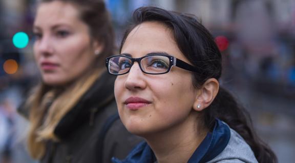 Twee jongvolwassen vrouwen in close-up