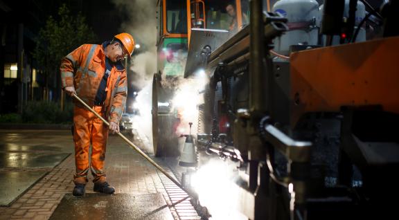 Wegwerkers aan het werk in de nacht